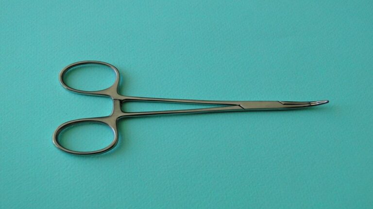 What Use Does the Kelly Hemostatic Forceps Serve?